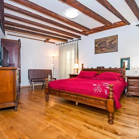 Classic-style Oscar Ii Apartment