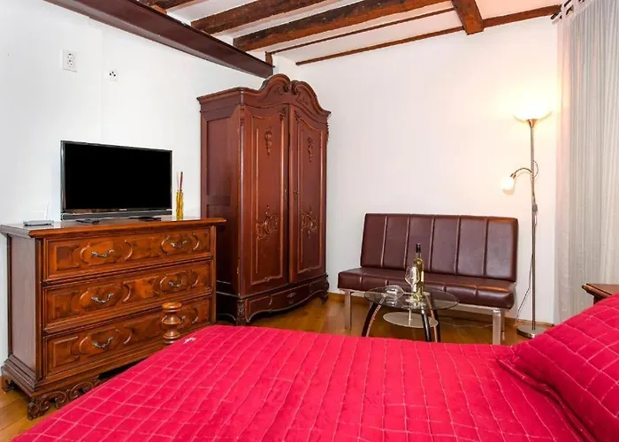 Classic-style Oscar Ii * Rovinj