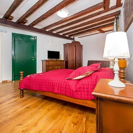 Classic-style Oscar Ii Apartment *