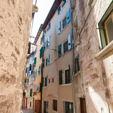 Classic-style Oscar Ii Apartment *